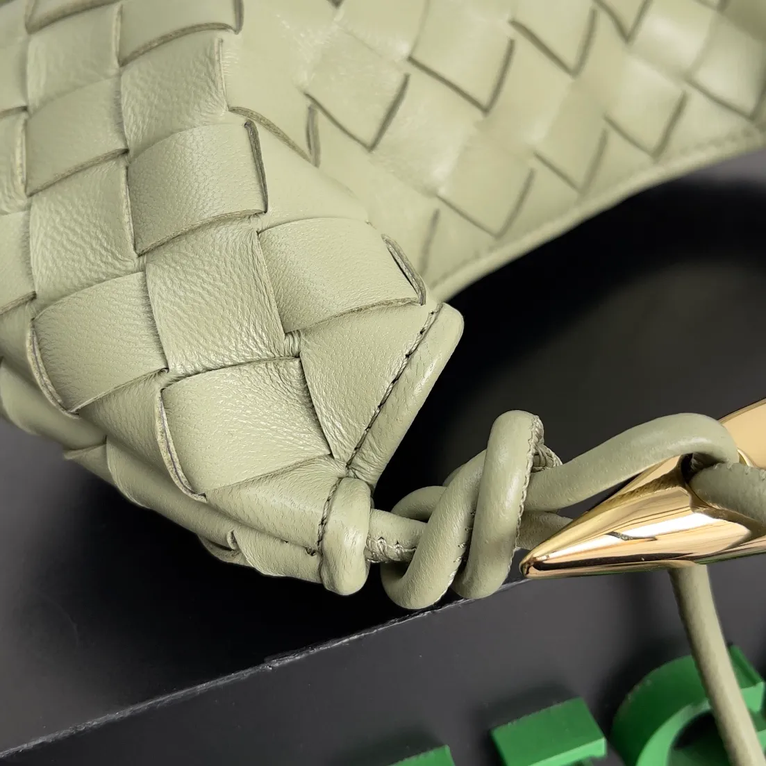 Batch of 1260 BV Mini Sardine is coming‼ ️Super high-end, stainless steel hardware + 24k real gold plating process, fish scales (concave and convex positions) are the finishing touch, the sardine bag that can be carried cross-body is completely beautiful to the heart. The metal element handle and the weaving are perfectly combined to completely integrate the artistic sense and elegance and fashion. It is really like a work of art🏺The large size is elegant, the small size is exquisite and cute, a must-have item for fashionistas, and the details are perfectly reproduced. Style number: 744267 Size 20*12*2.5